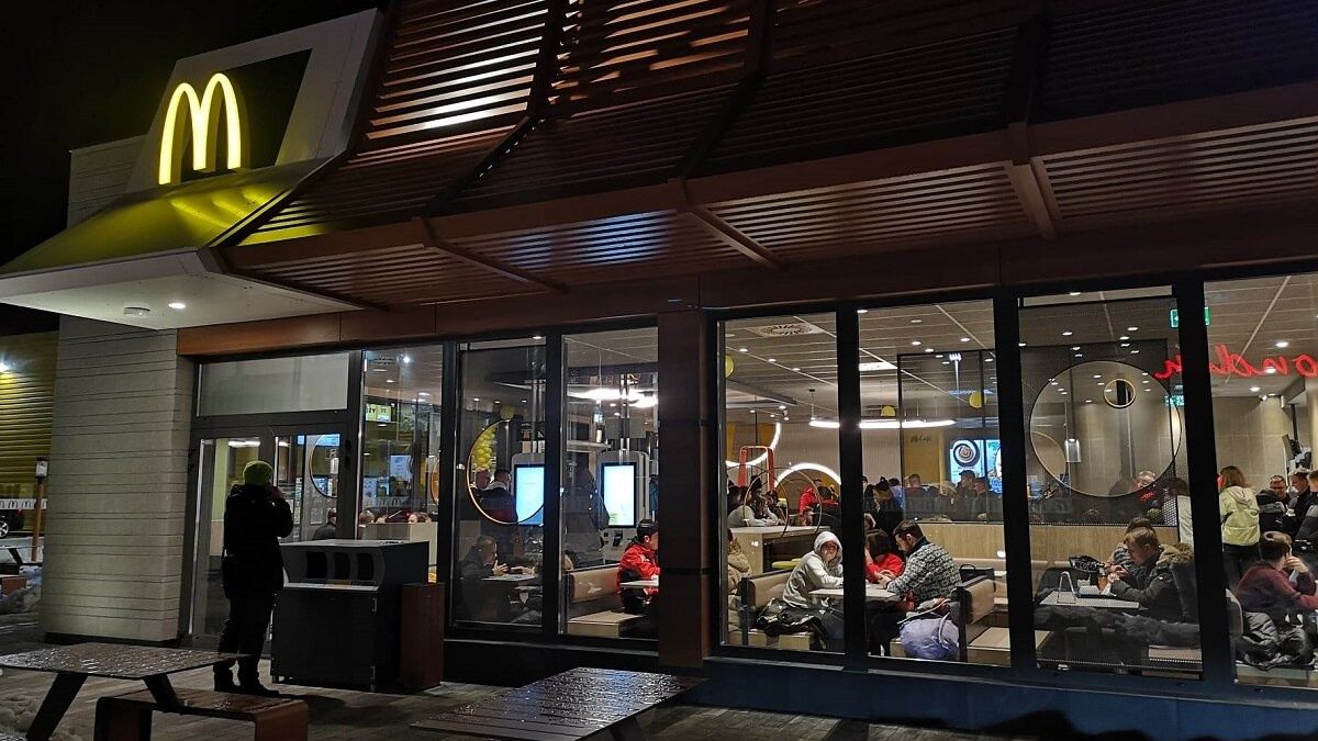 klienci w lokalu McDonalds Krasnik