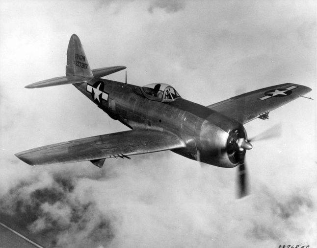Samolot P-47 Thunderbolt - widoczne wystające z krawędzi skrzydeł lufy karabinów maszynowych