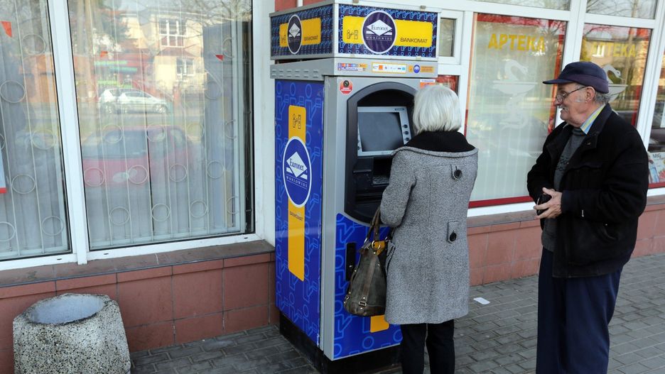 Większość bankomatów w Polsce, bo aż ponad 70 procent, należy do niezależnych operatorów, takich jak Euronet czy Planet Cash. Banki likwidują takie maszyny.