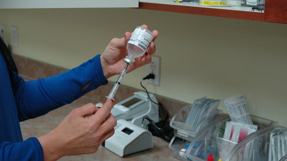 Szczepionka na koronawirusa może zostać zatwierdzona przez FDA przed końcem testów.