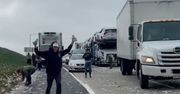 Deszcz banknotów na autostradzie. Otworzyły się drzwi auta przewożącego pieniądze [WIDEO]