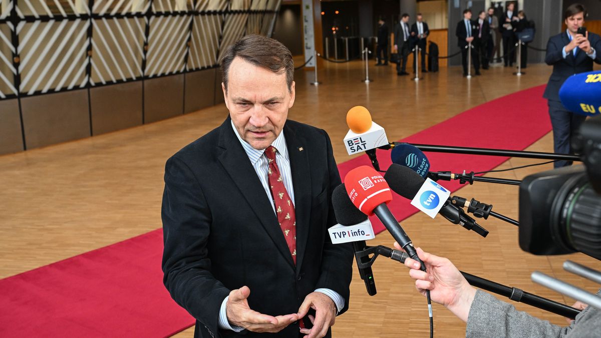 Bruksela, Belgia, 16.03.2026. Wicepremier, minister spraw zagranicznych Radosław Sikorski podczas wypowiedzi dla mediów w Brukseli, 16 bm. Szef MSZ bierze udział w posiedzeniu europejskiej Rady do Spraw Zagranicznych. (jm) PAP/Wiktor Dąbkowski
