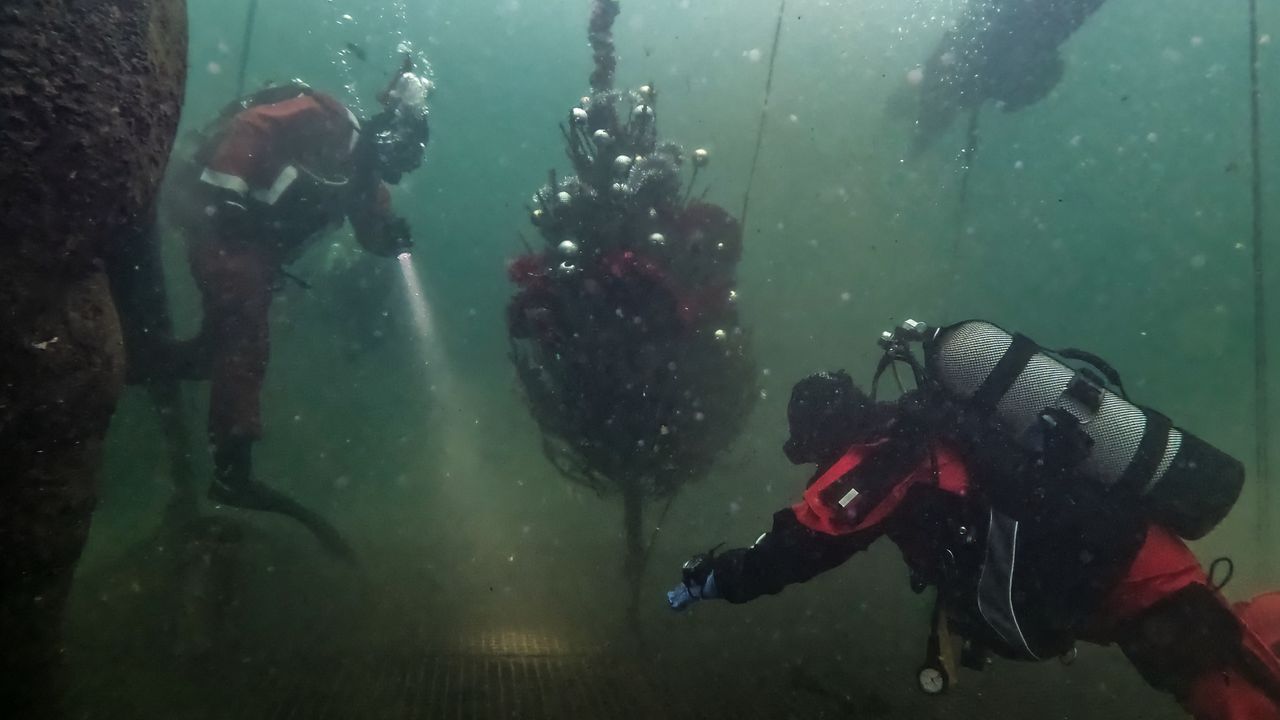 Nurkowie z Piły stroją choinkę… siedem metrów pod wodą