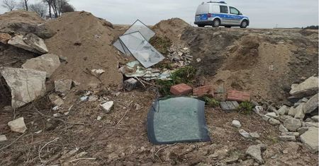 Wyrzucił śmieci na prywatnej posesji. Zdradził go pewien bardzo istotny szczegół