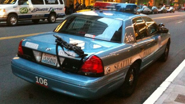 Co policjanci zostawili na bagażniku radiowozu? 2