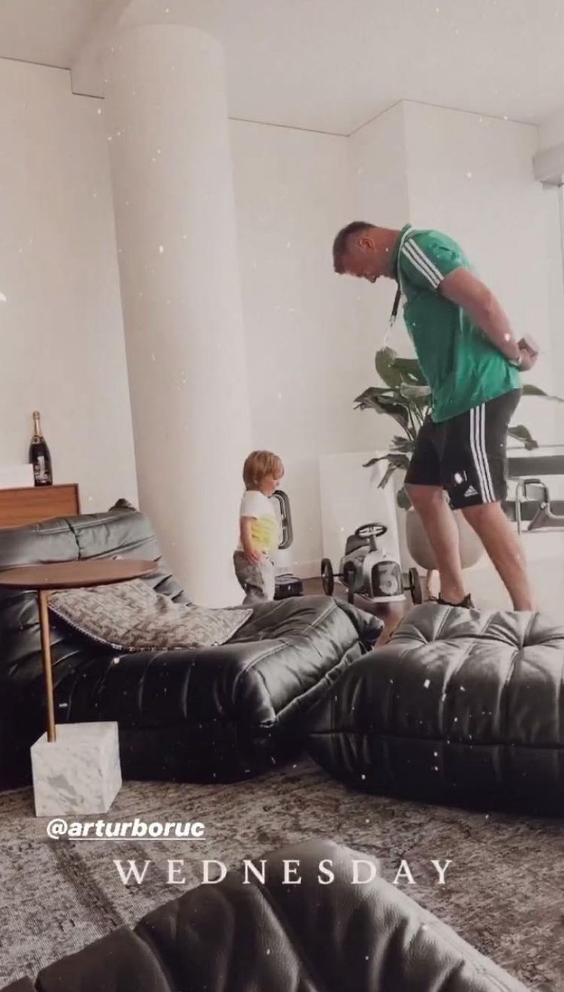 Artur Boruc dokazuje z synem w nowym warszawskim apartamencie