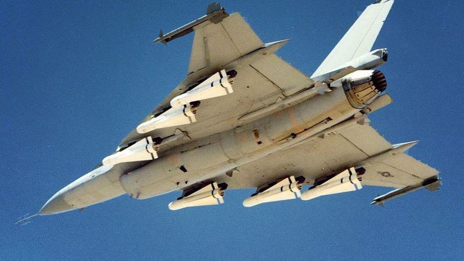 F-16 z sześcioma pociskami AGM-65 Maverick.