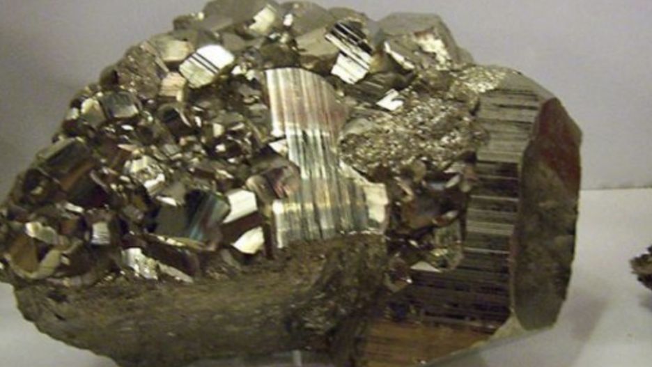 Bryłka pirytu znakomicie imituje złoto. Z tego powodu minerał zwany jest "złotem głupców". Nabrał się na to 27-latek, który okradł muzeum w Mirsku 