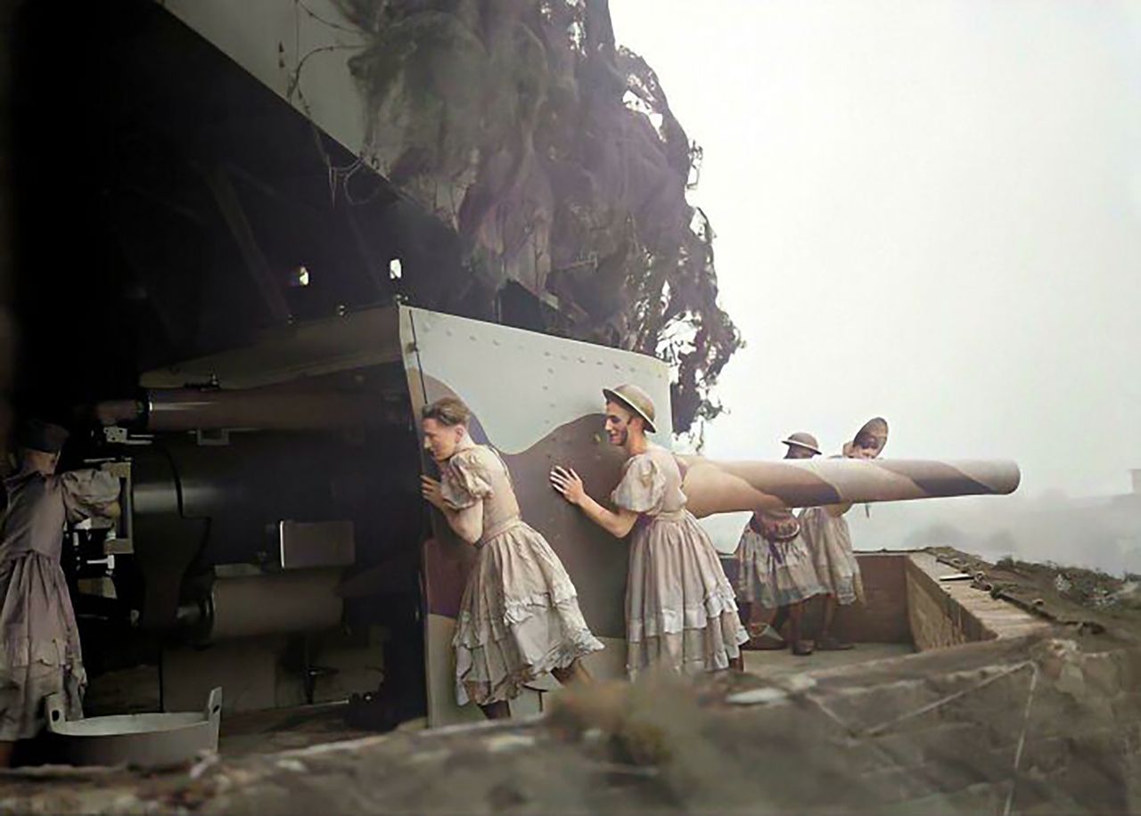 Brytyjscy żołnierze ładujący działo w Forcie Shornemead. Są w sukienkach, ponieważ przerwano im wystąpienia kostiumowe. Anglia, 1940.