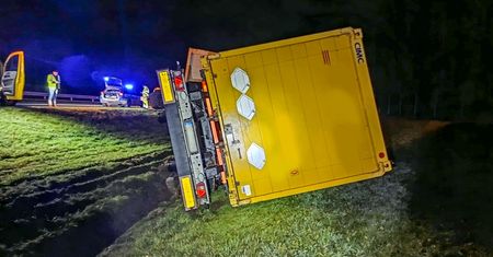 Przewrócił ciężarówkę na autostradzie. Sam ledwo stał na nogach