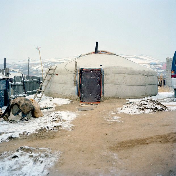 W 2011 Lucile powróciła do Mongolii z postanowaieniem wykonania cyklu zdjęć o tym jak ludzie budują nowe domy, żyją i pracują.