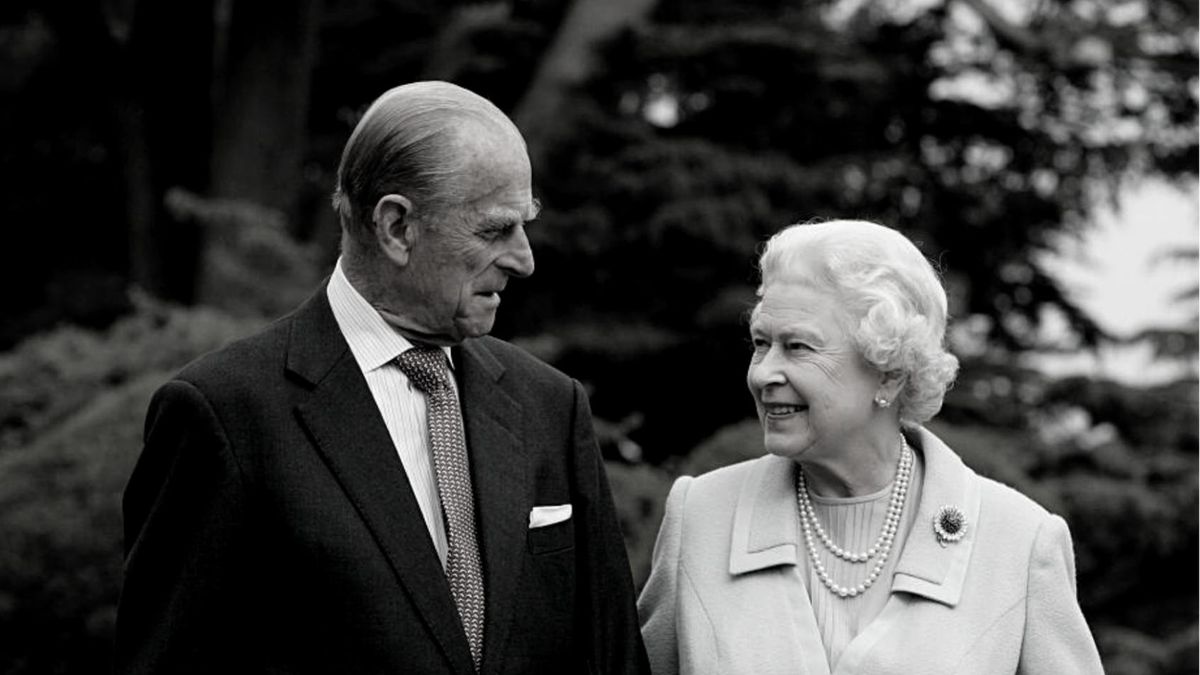 Królowa od razu po ślubie wymogła na mężu, by rzucił palenie