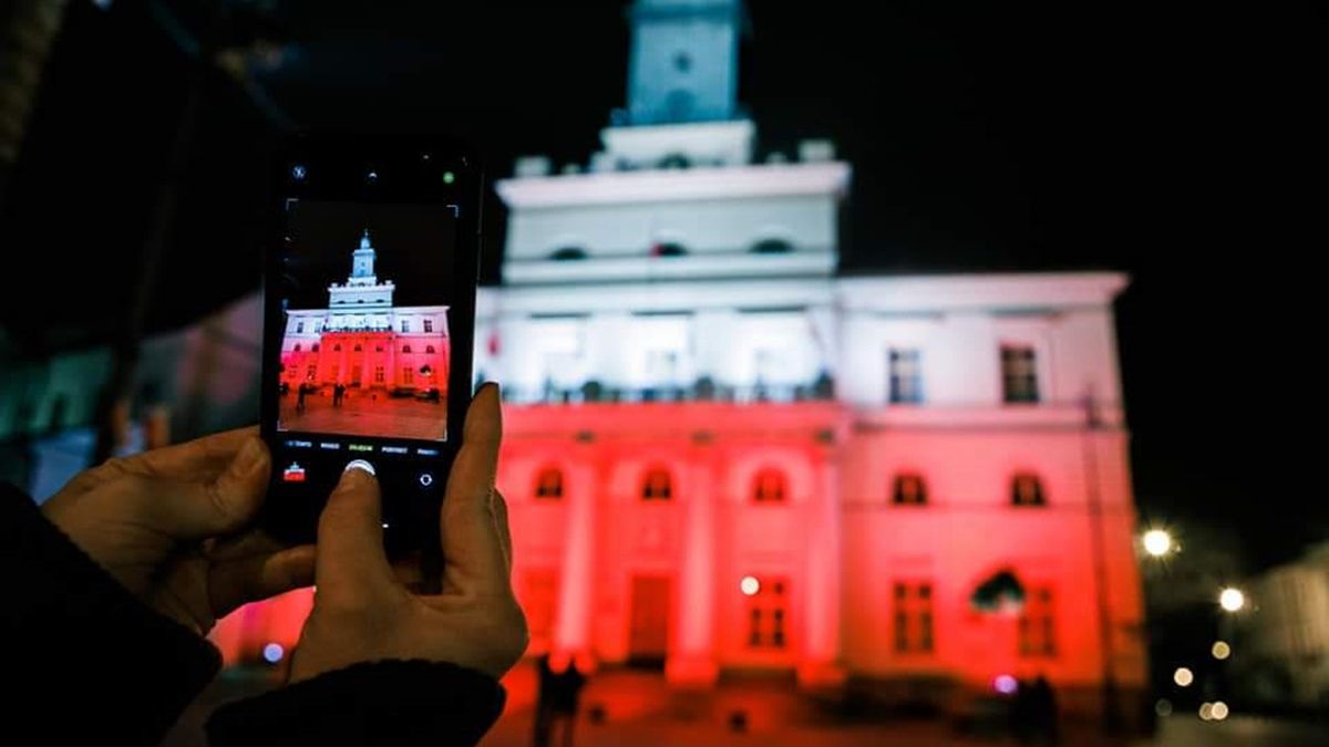 Ratusz podświetlony na biało-czerwony z okazji 11 listopada