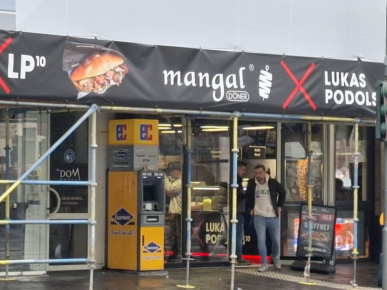 Kebab Lukasa Podolskiego otwarty! To debiut na rynku – fani się podzielili, ale ci ze Śląska są... zawiedzeni