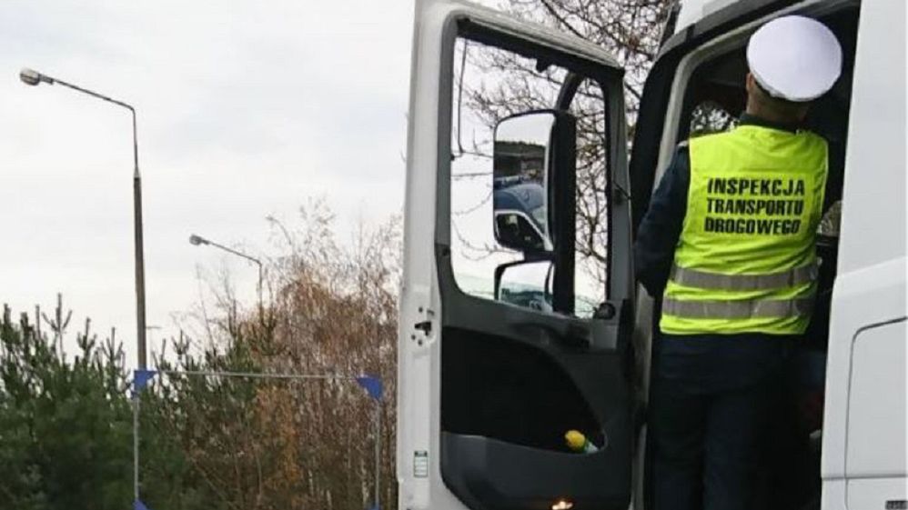 Funkcjonariusze po otwarciu drzwi kabiny poczuli silną woń alkoholu.