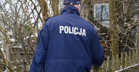 Matka zabarykadowała się z niemowlęciem w pustostanie