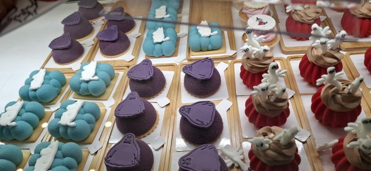 Moomin Café - wybór mono porcji w witrynie