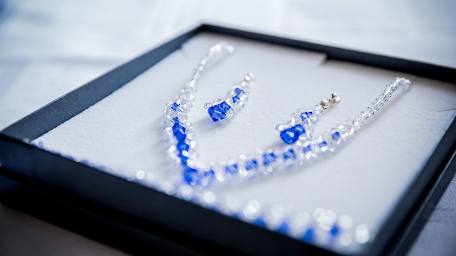 kobieta, rings, niebieski, moda, narzeczona, biust, styl, sukno, brunetka, bliska, makieta, welon, biżuteria, wesele, makijaż, sukienka, kolczyki, diamenty, cekiny, kwiaty, przygotowania, ubieranie, ubrania, biel