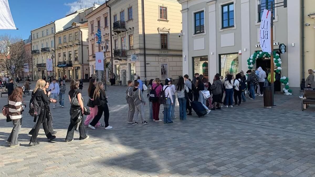 Kolejka do Starbucksa przy deptaku w Lublinie