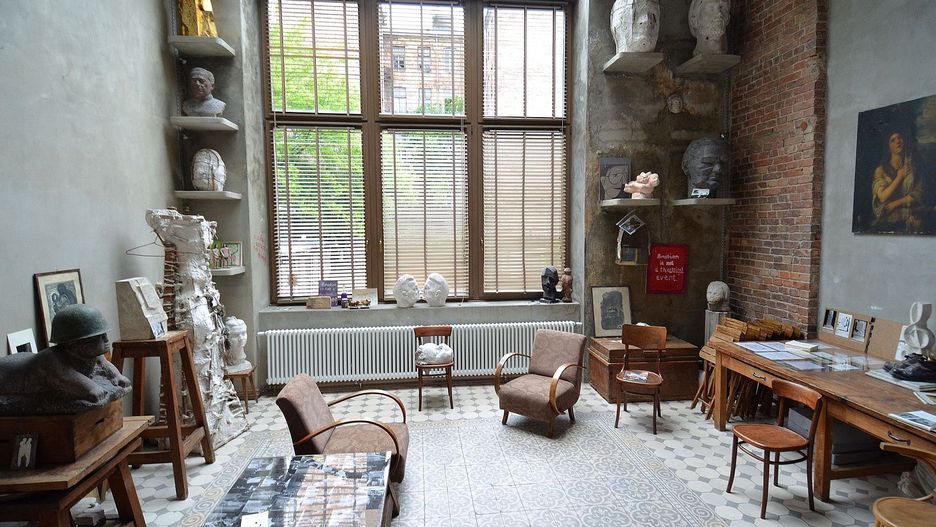 Smolna 36, Warszawa - magiczne miejsce, w którym powstawała sztuka. Teraz będzie służyło propagowaniu twórczości ojca i syna - Karola i Mariusza Tchorków (Wiki Commons)