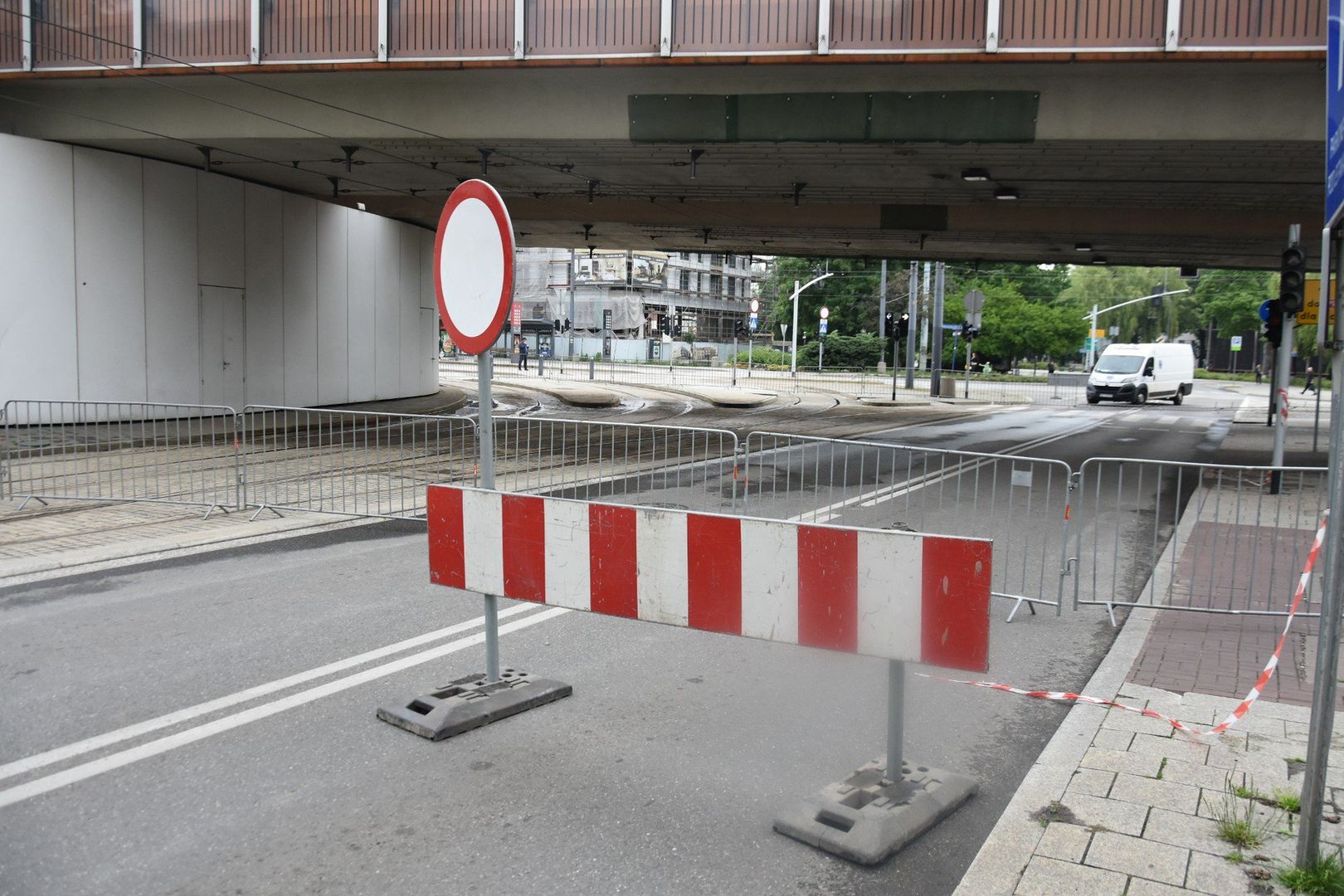 Chorzów estakada i okolice rynku rankiem czerwca. Obiekt grozi zawaleniem.