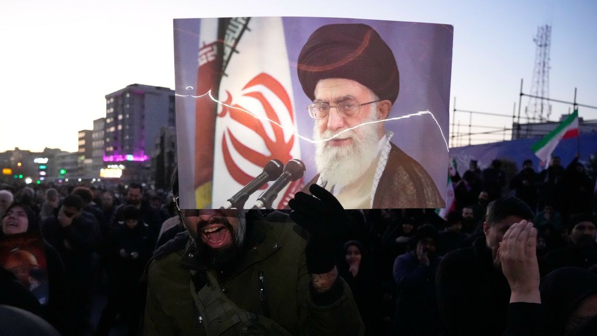 Demonstracja po oficjalnym ogłoszeniu śmierci Chameneiego