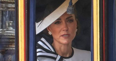 Spojrzał na twarz Kate. Ekspert od mowy ciała ma teorię