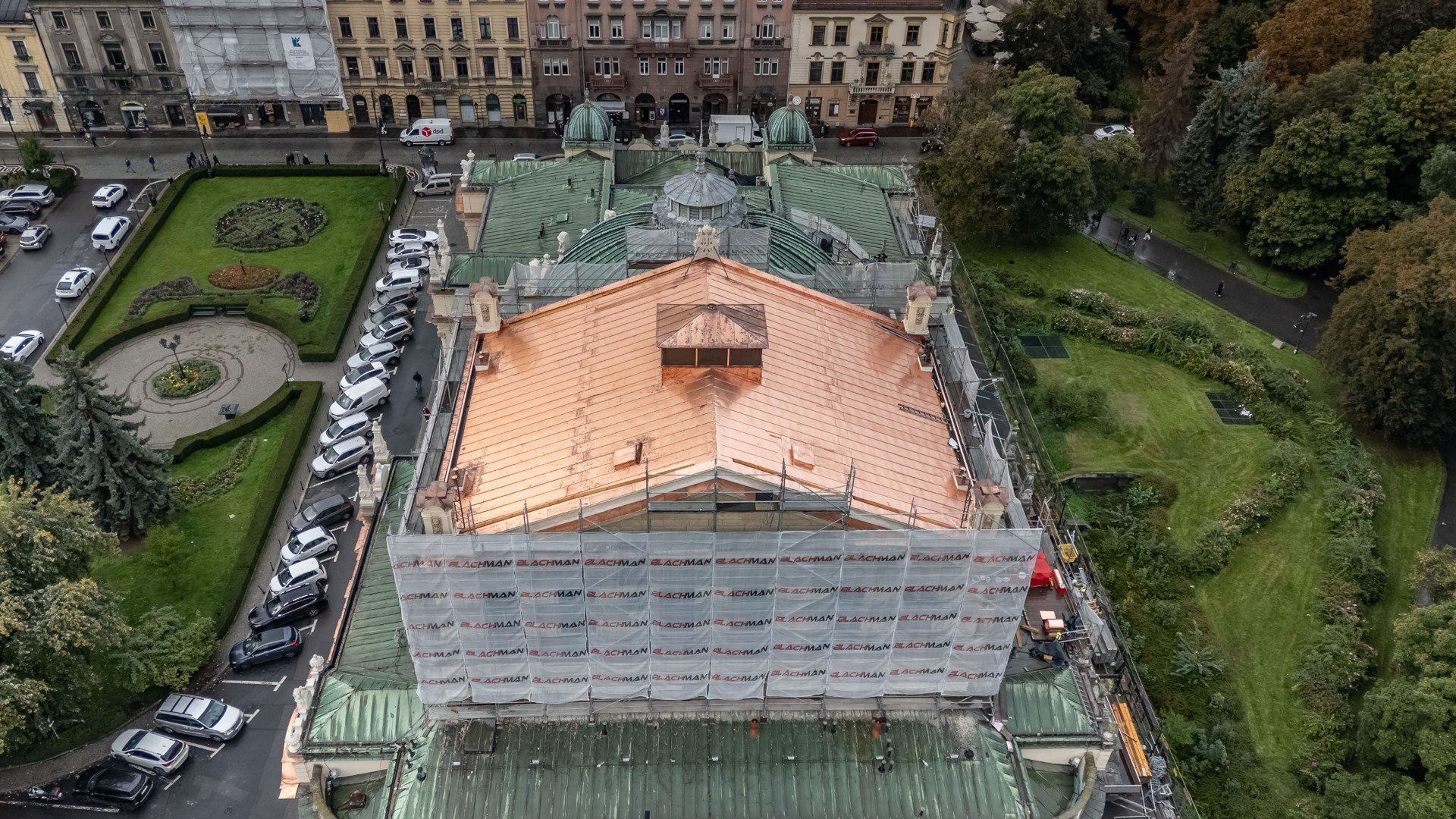 Częściowo dach pokryty już został nową blachą