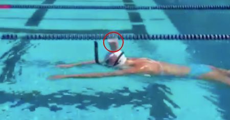 Niesamowity wyczyn mistrzyni olimpijskiej. Pływała z kubkiem mleka na głowie [WIDEO]