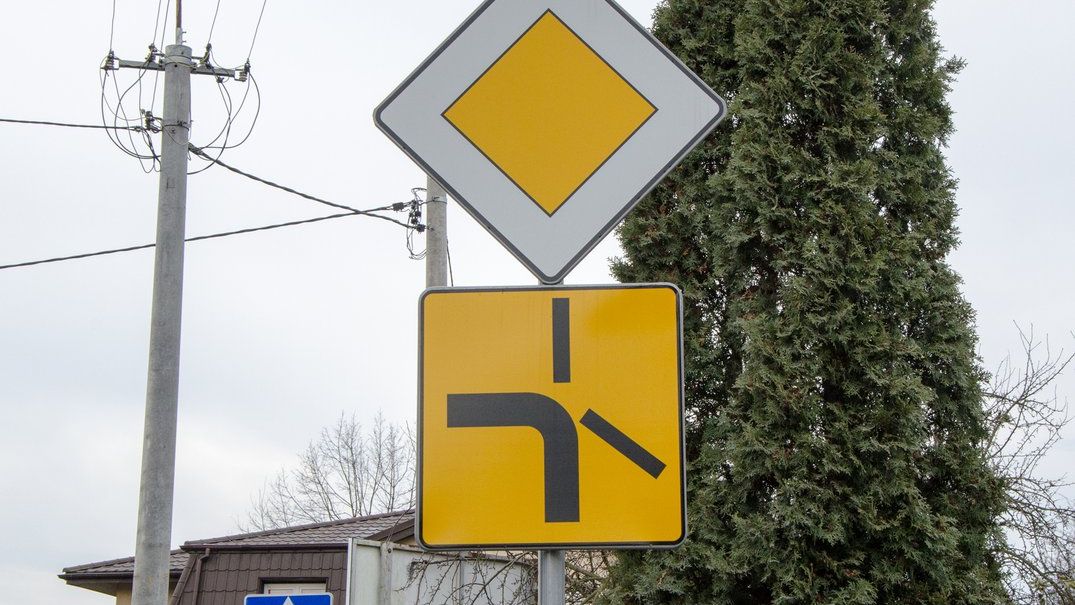 Mimo że jedziemy drogą z pierwszeństwem, zmieniamy kierunek ruchu