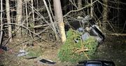Ełk: Samochód wbity w drzewa, kierowca zbiegł i leżał pod blokiem. Zmieszał alkohol z narkotykami