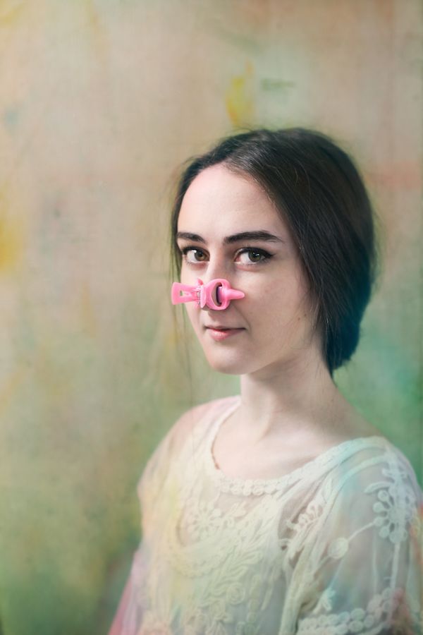 Evija Laivina fotografuje ludzi z dziwnymi ”gadżetami upiększającymi” z eBaya 4