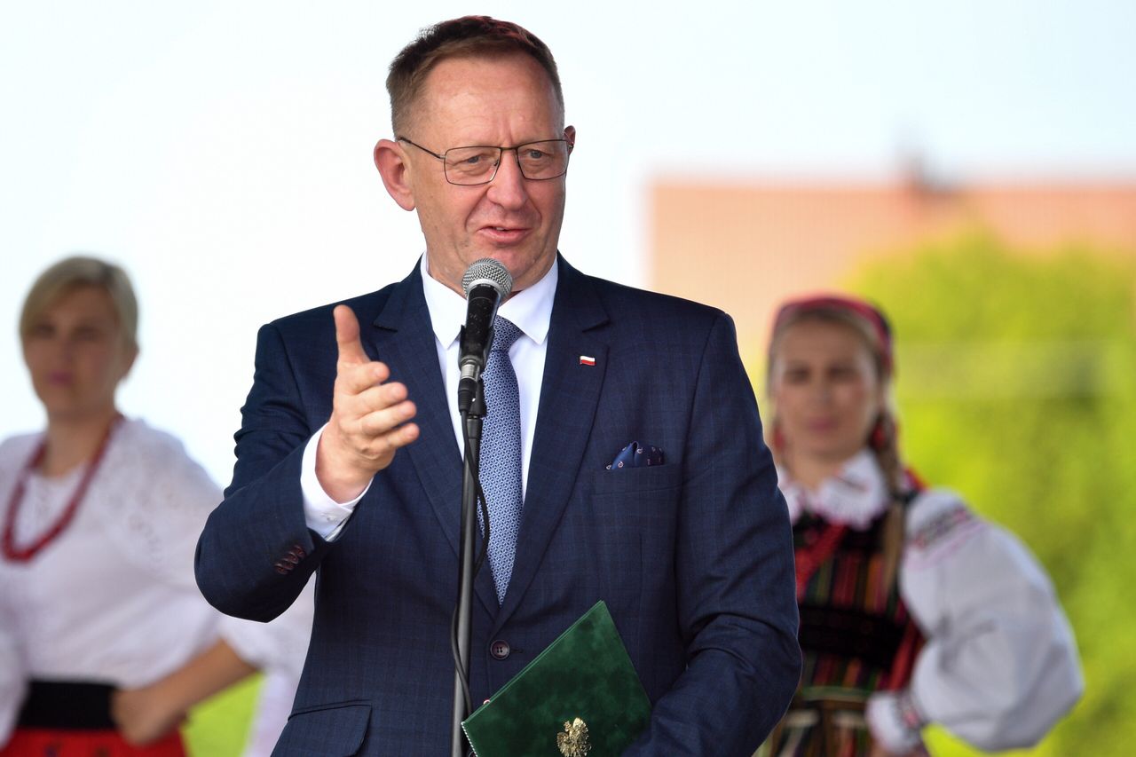 Robert Telus: trwa wojna gospodarcza w internecie. Minister oskarża o sianie fake newsów