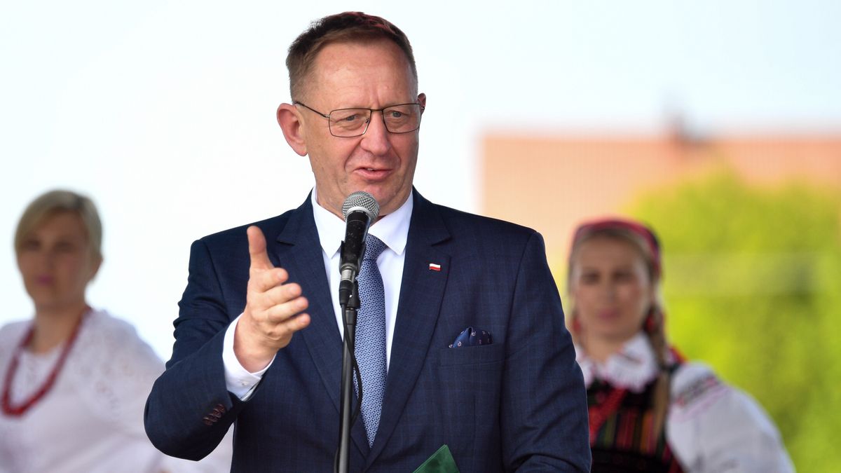 Stara Błotnica, 28.05.2023. Minister rolnictwa i rozwoju wsi Robert Telus przemawia podczas obchodów Święta Niepodległościowego Ruchu Ludowego w Starej Błotnicy, 28 bm. (jm) PAP/Piotr Polak