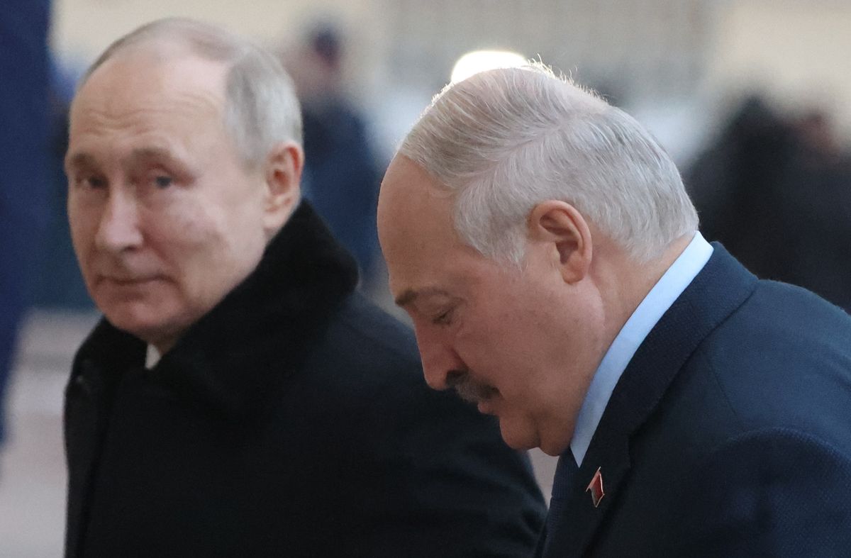 Prezydent Rosji Władimir Putin za wszelką cenę chce w większym stopniu zaangażować Białoruś w konflikt w Ukrainie