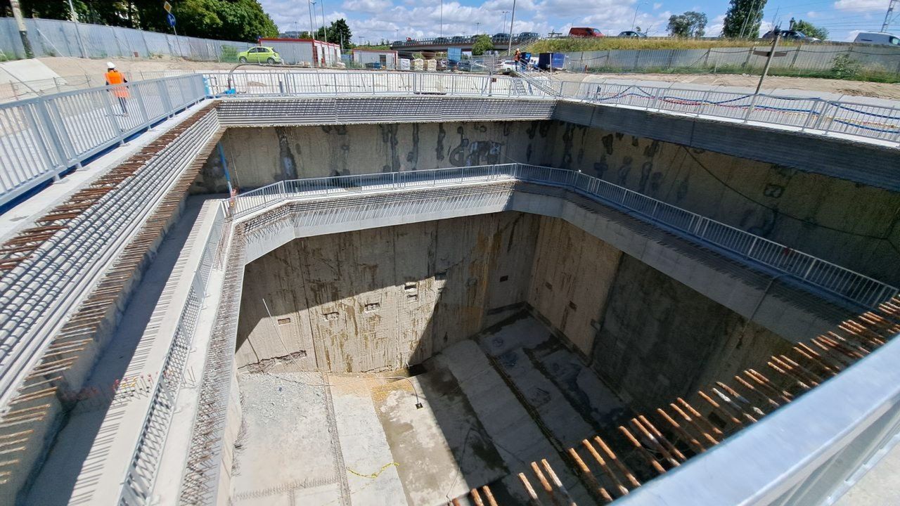 Tak wygląda komora tunelu KDP startowa przy ul. Maratońskiej