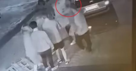Brutalny atak przed Żabką. Policja zatrzymała kolejną osobę