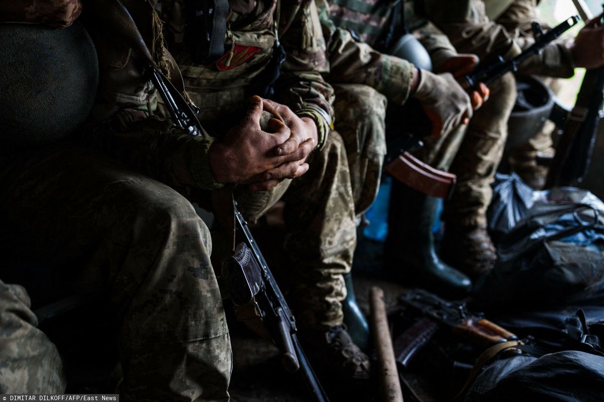 Ukraińscy żołnierze jadą ciężarówką wojskową w pobliżu frontowego miasta Bachmut w obwodzie donieckim