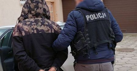 Żona wróciła od fryzjera. Gdy ją zobaczył, chwycił za broń