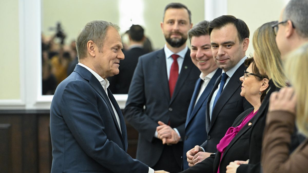 Warszawa, 07.01.2025. Premier Donald Tusk (L), minister zdrowia Izabela Leszczyna (P), minister finansów Andrzej Domański (2P) podczas posiedzenia rządu w KPRM w Warszawie, 7 bm. Członkowie rządu zajmą się trzema projektami dot. energetyki i rozwoju. (mr) PAP/Radek Pietruszka