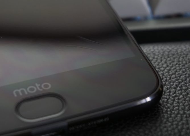 Motorola robi wszystko, aby... zniechęcić użytkowników do Moto Z2 Force 5