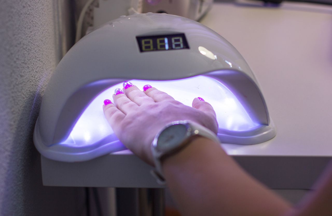 Zrezygnuj z hybryd. Japonki od lat lansują "naked nails". Naturalne paznokcie hitem 2025 roku
