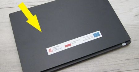 Rodzic oburzony naklejką na rządowym laptopie. "Bezczelność"