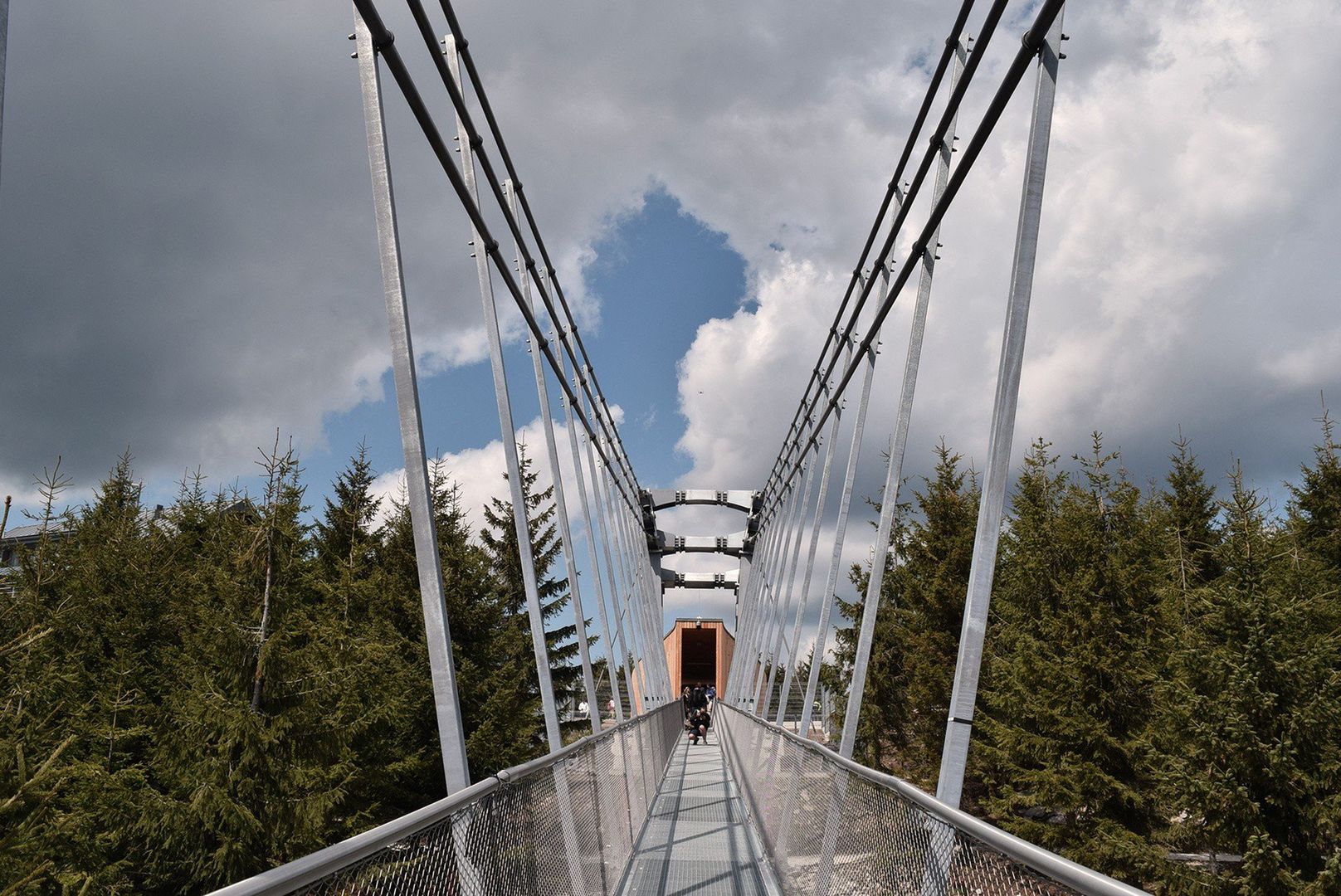 Najdłuższy wiszący most na świecie powstał tuż za polską granicą. Sky Bridge 721 to nowa atrakcja turystyczna ośrodka Dolní Morava w Czechach.