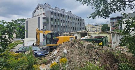 Rozpoczęła się rozbiórka pustostanu w centrum Lublina. Wkrótce ruszy tu budowa nowych mieszkań [ZDJĘCIA]
