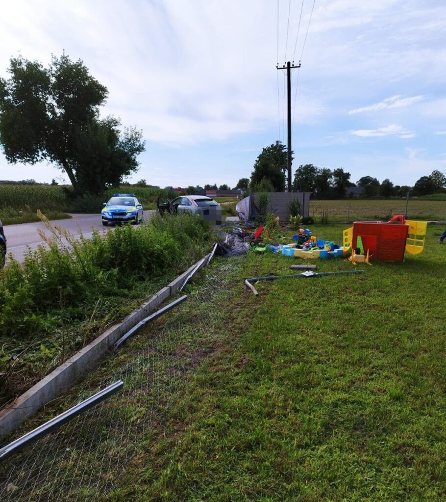 Bądkowo: 2 promile za kierownicą i dwie przeszkody na drodze