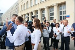 Konferencja Tuska przed budynkiem TVP. Nagle pojawił się Rachoń