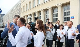 Konferencja Tuska przed budynkiem TVP. Nagle pojawił się Rachoń