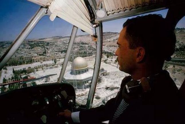 Król Jordanii podczas przelotu nad Jerozolimą, 1965 r.