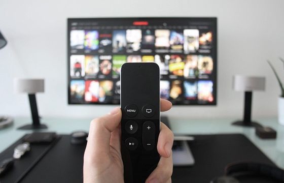 Pandemia przyspieszyła spadek w płatnej telewizji, korzysta z niej 1,07 mld klientów